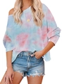Détail du motif tie-dye rose et bleu sur le t-shirt ample à manches longues et épaule dénudée - Bleu