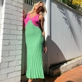 Abito lungo in maglia bicolore aderente con corpetto rosa e gonna a pieghe verde mela - S / Verde