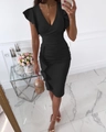 Ärmelloses schwarzes Kleid mit tiefem V-Ausschnitt, Rüschen und körpernaher Passform - XL / Schwarz
