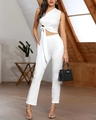 Detail van witte one-shoulder top met knoopdetail en broek met hoge taille - S / Wit