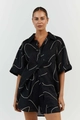 Dettaglio del set casual camicia a maniche corte e pantaloncini con motivi a onde - S / Nero