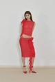 Dettaglio del completo rosso a due pezzi in mesh con fiori 3D e gonna arricciata - Taglia S / Top E Pantaloni / Rosso
