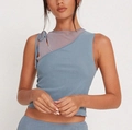 Detail des blauen Slim-Fit Crop-Tops mit lila Mesh-Patchwork und Kordelzug an der Schulter - S / Grau