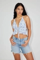 Detail von blauem Neckholder-Top mit Blumenmuster und Jeans-Shorts mit Fransensaum - S / Regenbogen