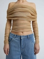 Detail eines schmal geschnittenen Mesh-Off-Shoulder-Tops in Khaki mit gerafften Falten - S / Aprikose