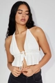Detail eines weißen Neckholder-Tops mit tiefem V-Ausschnitt und Kordelzug am Rüschensaum - S / Weiß