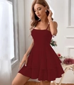 Detalle del vestido corto granate de tirantes finos con capas de volantes elegantes - S / Burdeos