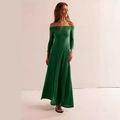 Detail eines eleganten dunkelgrünen schulterfreien Maxikleids mit schmaler Stricktextur - S / Dunkelgrün