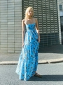 Hellblaues Maxikleid mit Blumendruck, Stufenrock und Trägern für den Sommerurlaub - S / Blau Bedruckt