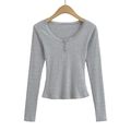 Nauwsluitend grijs shirt met lange mouwen, delicate kanten rand en drie kleine knoopjes - S / Grijs