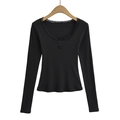 Nauwsluitend zwart T-shirt met lange mouwen, diepe U-hals, kant en drie kleine knopen - S / Zwart