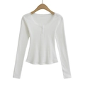 Wit nauwsluitend T-shirt met lange mouwen, U-hals, kant en drie knopen - S / Wit
