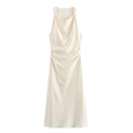 Detail eines Satin-Kleides in Champagner mit Wasserfall-Ausschnitt und Taillen-Raffung - Aprikose