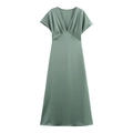 Salbeigrünes Satin-Midikleid mit V-Ausschnitt, kurzen Ärmeln und Taillenfalten - Grün