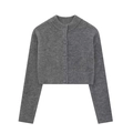 Detailaufnahme der dunkelgrauen Strickjacke mit Rundhals und fünf passenden Knöpfen - S / Grau