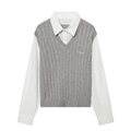 Chaleco de punto gris con bordado sobre una camisa blanca de manga larga estilo preppy - Gris y Blanco