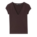 Dettaglio dello scollo a V e dell'etichetta tessuta sulla maglietta slim fit color caffè - S / caffè