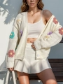 Détail d'un gilet en tricot blanc orné de fleurs colorées en crochet 3D - S / Blanc