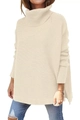 Detail des beigen Strickpullovers mit Stehkragen und weicher gerippter Textur-Optik - Aprikose