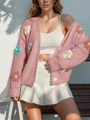 Détail d'un cardigan en tricot rose avec broderies florales 3D et boutons blancs - S / Rose