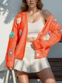 Vue détaillée du cardigan orange en tricot avec des fleurs crochetées en 3D colorées - S / Orange
