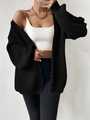 Dettaglio di un cardigan nero in maglia grossa a maniche lunghe con catena dorata - S / Nero