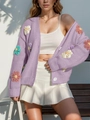 Détail du cardigan violet clair avec fleurs 3D au crochet et maille épaisse texturée - S / Violet