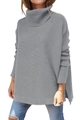 Detailansicht eines grauen Oversized-Rollkragenpullovers mit Seitenschlitz und Strickmuster - Hellgrau