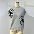 Gilet en tricot gris avec broderie florale noire et col rond pour femmes - S / Noir Floral