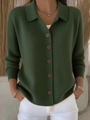 Detail der dunkelgrünen Strickjacke mit Polokragen und braunen Knöpfen - S / Armeegrün