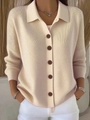 Detailansicht beige Strickjacke mit Polokragen und dunklen Kontrastknöpfen für Damen - S / Aprikose