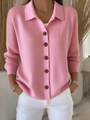 Detailansicht der rosa Strickjacke mit Umlegekragen und braunen Knöpfen am Saum - S / Rosa