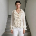 Detail van ruffelkraag en kant jacquard textuur op Franse stijl beige blouse - M / Abrikoos