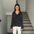 Detail van donkergrijze ruches blouse met geplooide textuur en elegante V-halslijn - M / Zwart