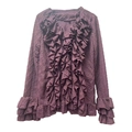 Detail van ruches aan de V-hals op een bordeauxrode blouse met lange mouwen van jacquard - M / Bordeauxrood
