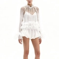 Detail van de witte semi-transparante tule blouse met ruches en satijnen shorts met hoge taille - S / Wit