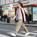 Detail van roze gewatteerd donsjack met witte top en kaki cargobroek in streetwear-stijl - L / Roze
