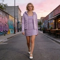 Détail d'une veste matelassée à capuche lavande et d'une jupe plissée à carreaux violette - L / Violet