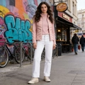 Dettaglio del gilet trapuntato rosa con cerniera in metallo e stile streetwear urbano - L / Rosa Chiaro