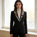 Dettaglio di blazer nero con revers decorati da perline colorate e taglio sfiancato - S / Nero