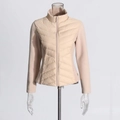 Dettaglio frontale della giacca trapuntata beige da donna con taglio sfiancato sottile - L / Caffellatte