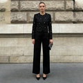 Detail van zwart stijlvol pak met kralenjack en wijde broek met hoge taille voor dames - M / Zwart