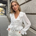 Detail van elegante witte chiffon blouse met diepe V-hals en gelaagde ruches versieringen - Eén maat / Wit
