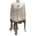 Elegante champagnerfarbene Plissee-Bluse mit Bindeband und langen Ärmeln auf Mannequin - S / Gebrochenes Weiß