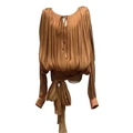 Elegante bronzefarbene Plissee-Langarmbluse mit Taillenband und Metallic-Finish-Textur - S / Braun