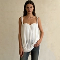 Detalle de camisola blanca plisada con tirantes finos y elegante tejido con textura de seda - S / Blanco