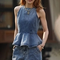 Λεπτομέρεια από vintage μπλε τζιν peplum τοπ με δέσιμο στο λαιμό και βολάν στο τελείωμα - S / Μπλε