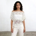 Dettaglio dell'elegante top bianco a spalle scoperte in raffinato pizzo floreale per donna - Taglia S / Top In Pizzo Con Spalle Scoperte E Pantaloni (Bianco) / Bianco