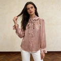 Elegante lichtroze satijnen blouse met lange mouwen, lovertjes en een strik bij de nek - M / Roze