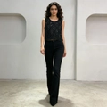 Détail du gilet noir orné de perles élégantes porté avec un pantalon raffiné - S / Noir